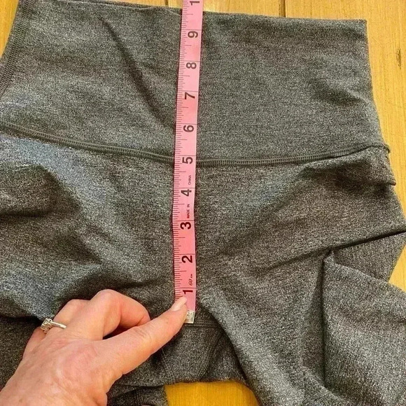 Lululemon Women's gray cropped athletic leggings size 4  excellent condition - Picture 6 of 10